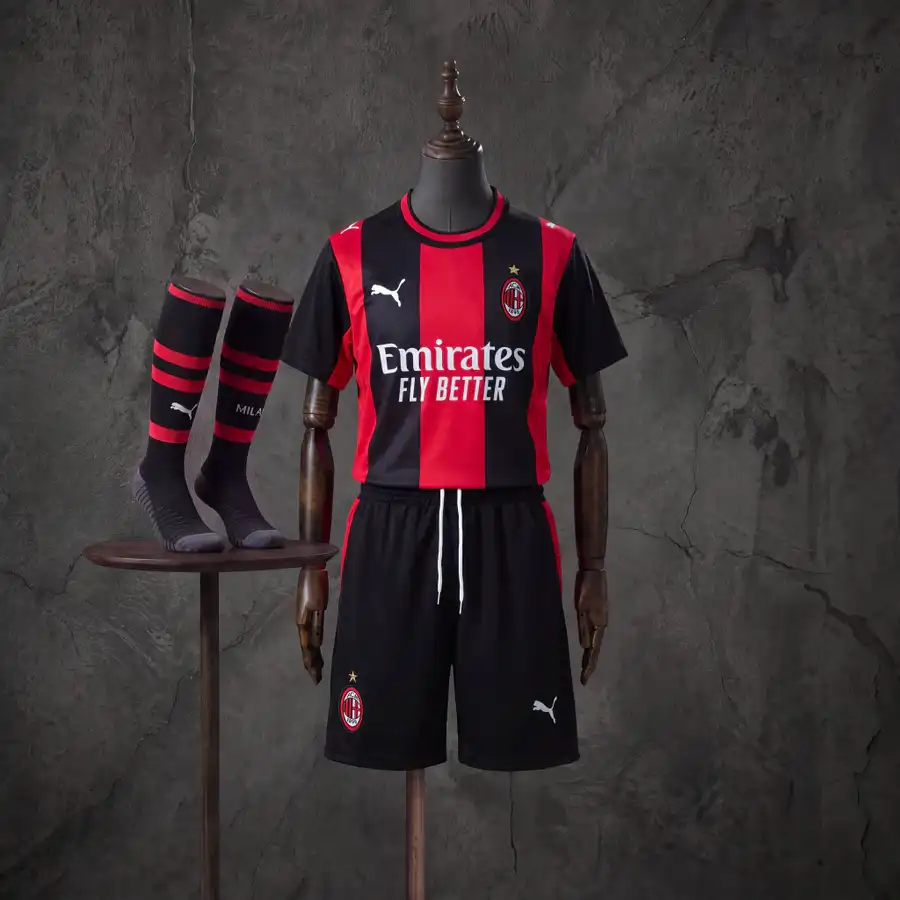 AC Milan 1º Uniforme Kit Infantil · 26/27 · Infantil