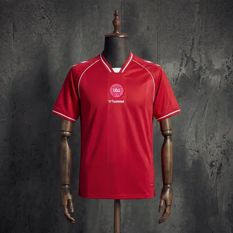 Dinamarca 1º Uniforme Versão Torcedor · 26/27 · Masculino
