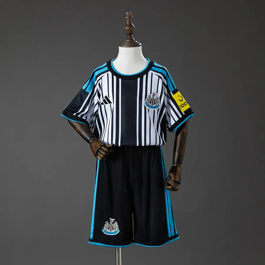 Newcastle United 1º Uniforme Kit Infantil · 26/27 · Infantil