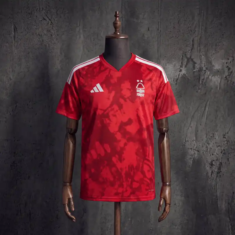 Nottingham Forest 1º Uniforme Versão Torcedor · 26/27 · Masculino